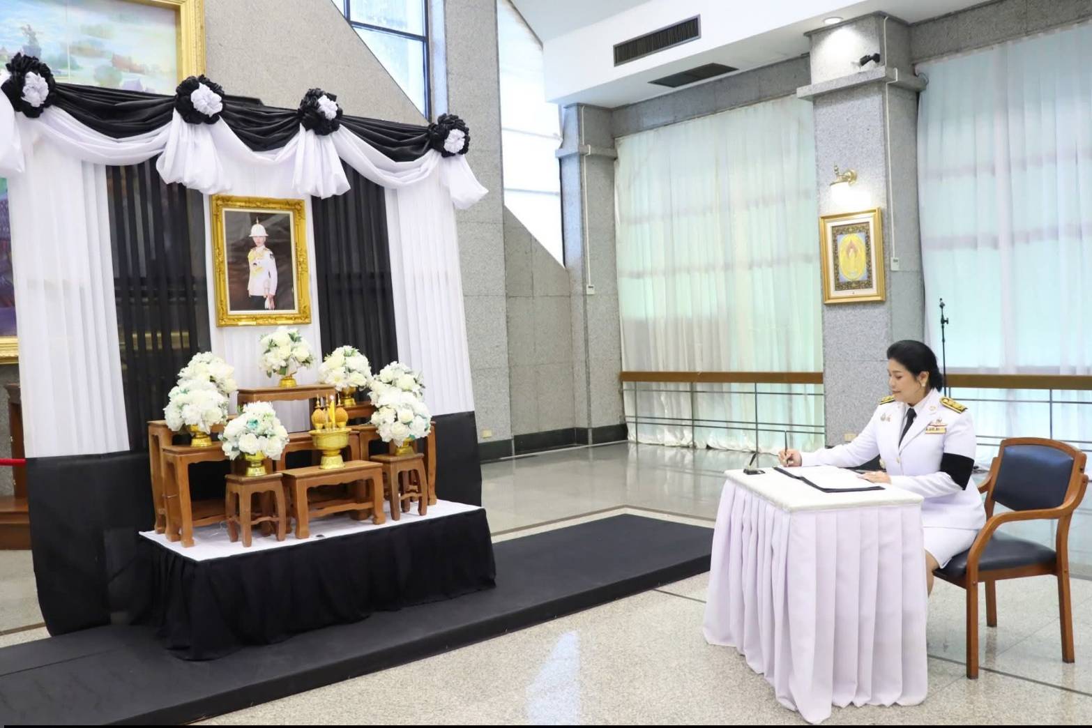 title - ศพส. จัดพิธีลงนามแสดงความอาลัยถวายแด่สมเด็จพระเจ้าลูกเธอ เจ้าฟ้าพัชรกิติยาภา นเรนทิราเทพยวดี กรมหลวงราชสาริณีสิริพัชร มหาวัชรราชธิดา ณ ศาลาพระมิ่งขวัญ ศูนย์ส่งเสริมและพัฒนาอาชีพเสริมนอกภาคการเกษตร (ศูนย์ศิลปาชีพบางไทรฯ (เดิม))